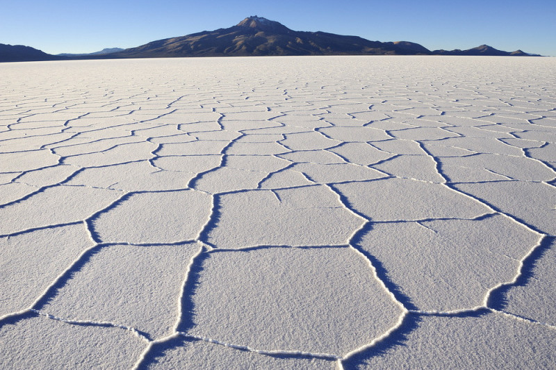 Detail povrchu solné pláně Salar de Uyuni.