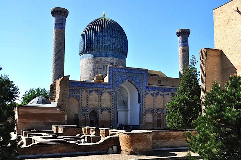 Hrobka Timura Velikého s obrovskou modrou kopulí. 