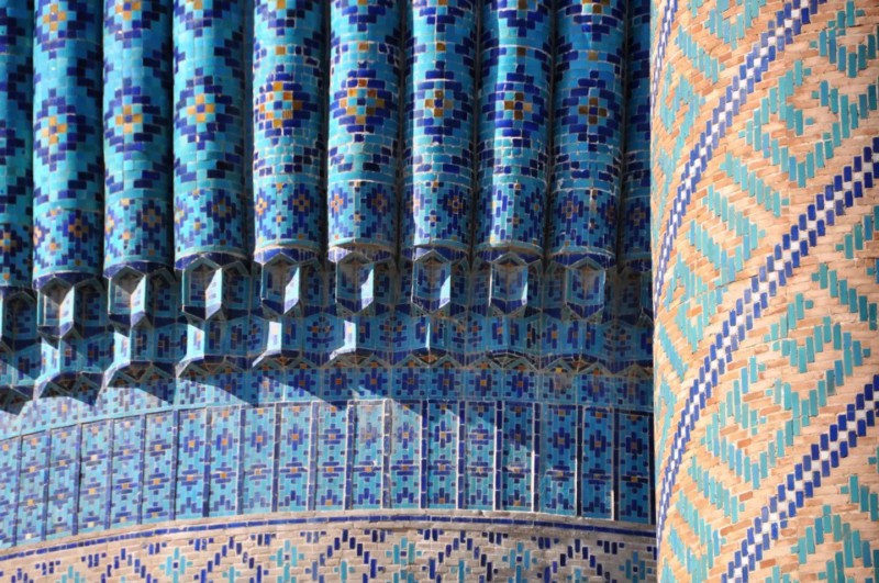 Modrá mozaika zdobící kopuli Gur Emir. 