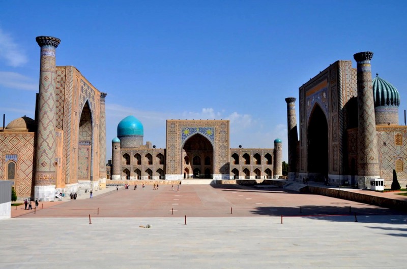 Poloprázdné náměstí Registan ve dne.