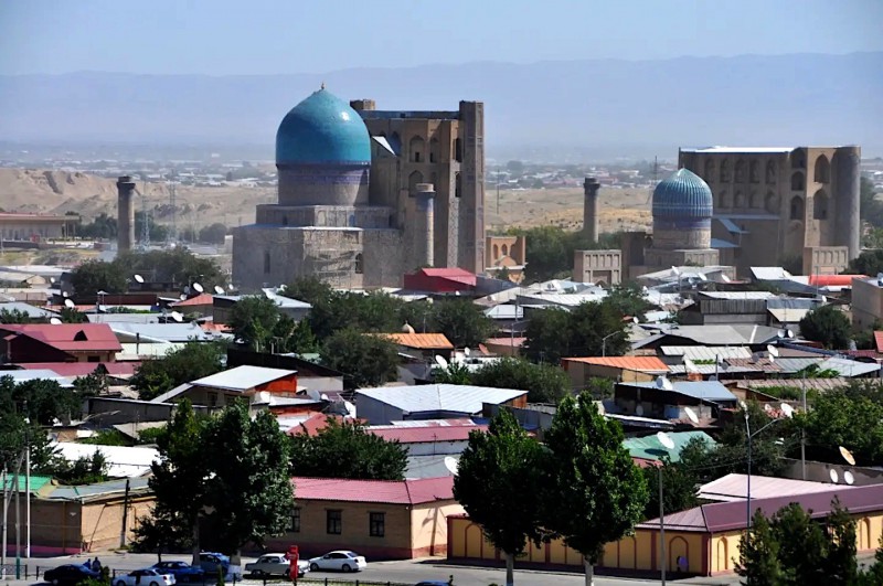 Panorama města s mešitou.
