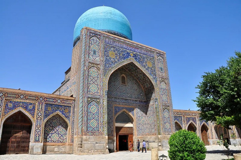 Mešita s tyrkysově modrou kopulí.