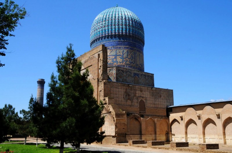 Pohled na mešitu Bibi Chanum s obrovskou modrou kopulí. 