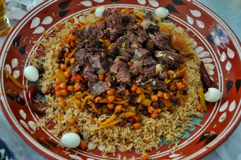 Typické jídlo plov z rýže, masa a zeleniny.