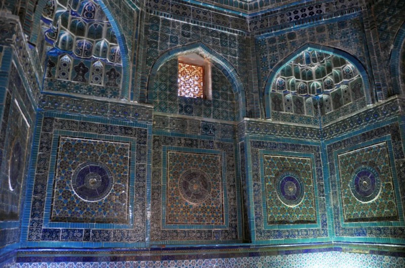 Vnitřek hrobky s modrou mozaikou.