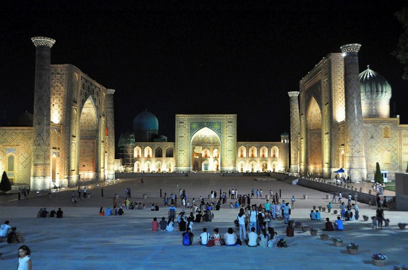 Osvětlené náměstí Registán v noci.