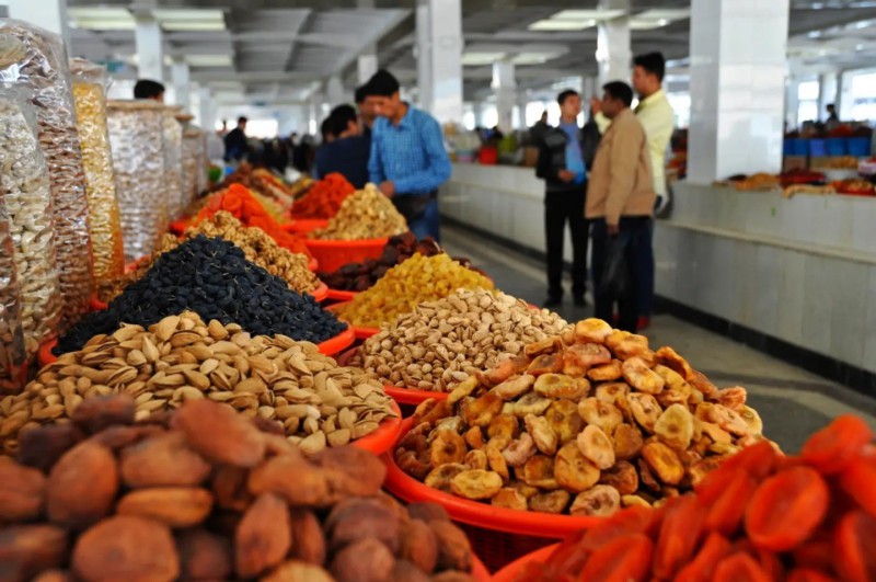 Trh se sušeným ovocem a ořechy.