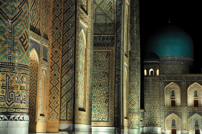 Orientální mešita v noci.