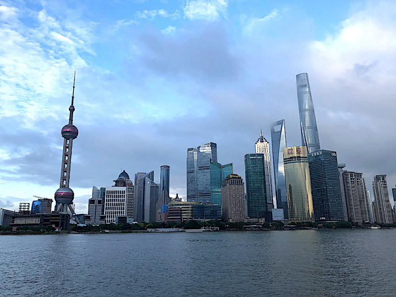 Šanghajská věž vpravo - nejvyšší budova Číny.
