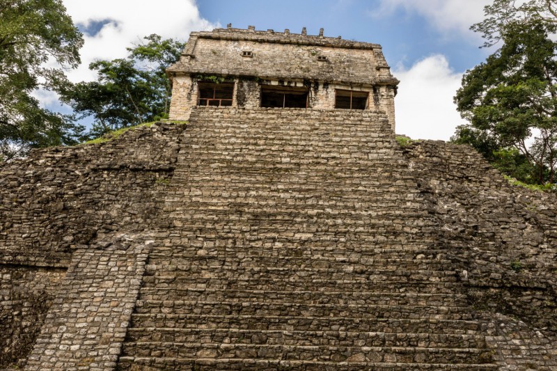 Strmé schody pyramidy.