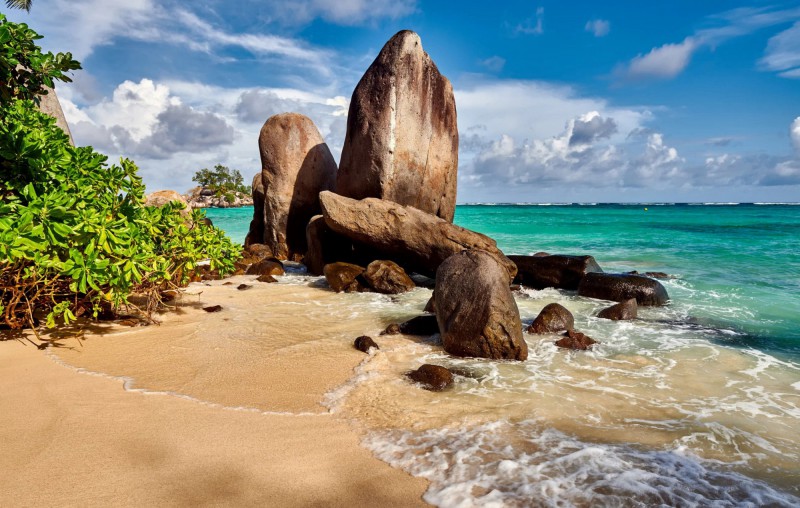 Světoznámá pláž Praslin na Seychelách. 