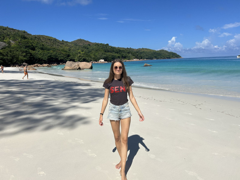 SEN průvodkyně Dominika na procházce po pláži Anse Lazio na ostrově Praslin na Seychelách.