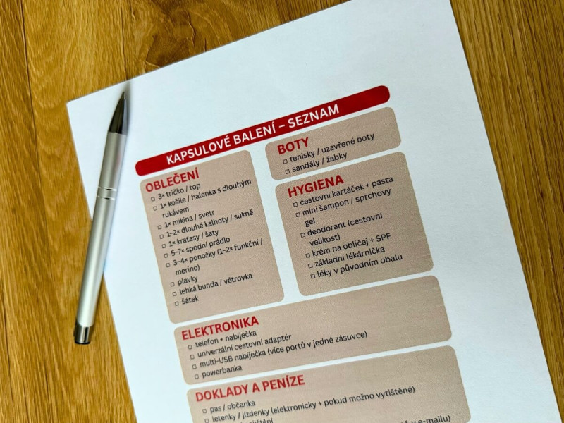 Seznam věcí na dovolenou vytištěný na papíře