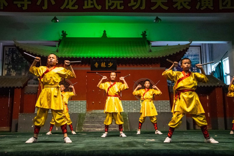 Mniši předvádějící umění kung-fu.