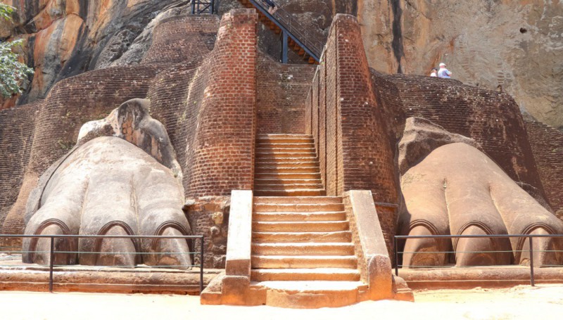 Lví tlapy na skalní pevnosti Sigiriya.