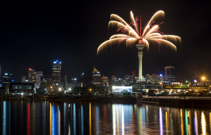 Ohňostroj z ikonické věže Sky Tower v novozélandském Aucklandu.