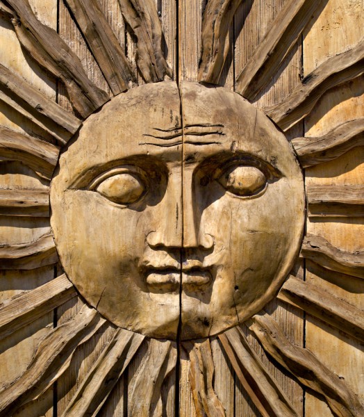 Dveře s mayským sluncem.