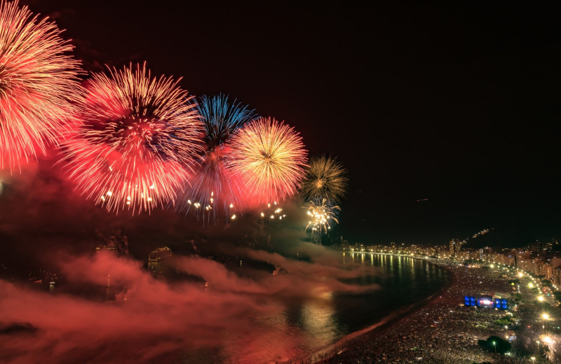 Novoroční ohňostroj nad nejznámější pláží světa Copacabana v Riu.