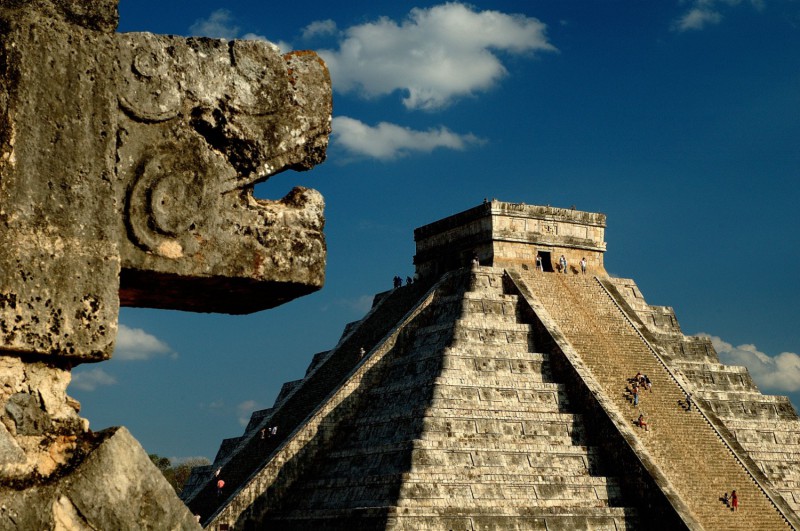 Socha a Kukulkánova pyramida v Chichén Itzá.