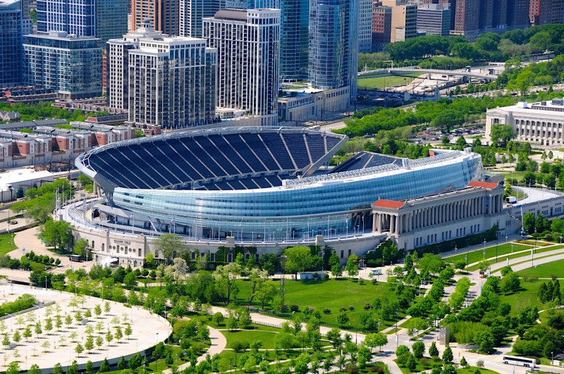 Stadion Solider Field spojený s památníkem amerických vojáků padlých v boji.