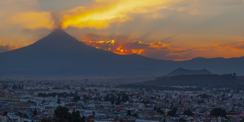 Sopka Popo nad Mexico City.