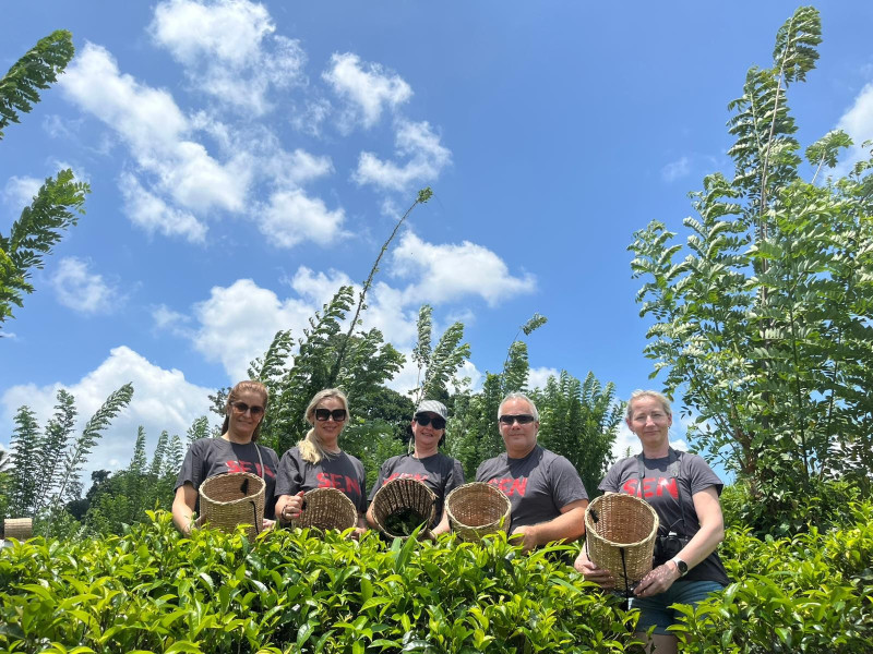 Klienti CK SEN na srílanské čajové plantáži. 