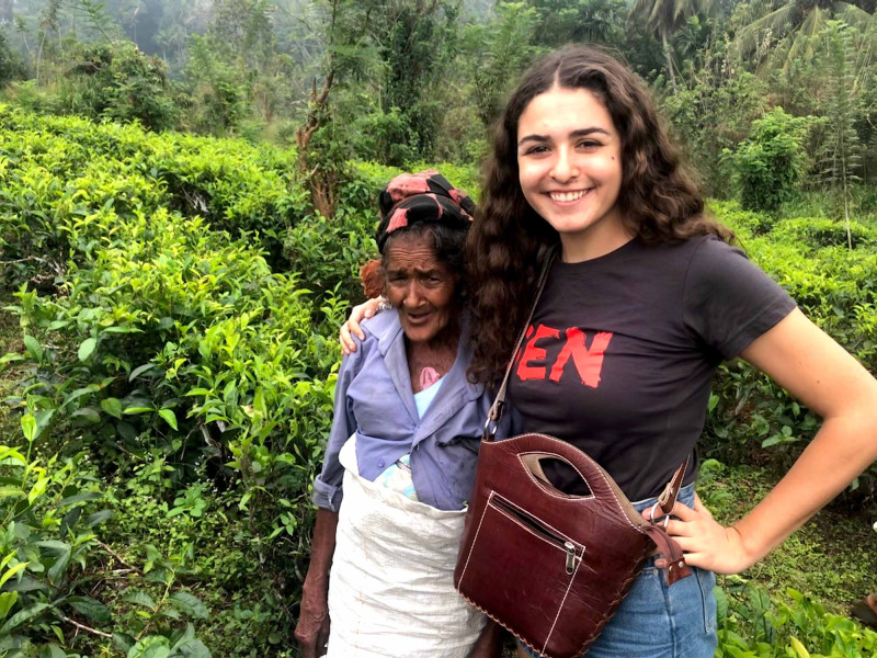 Sběr čajových lístků na Srí Lance se SEN průvodkyní a místní ženou. 