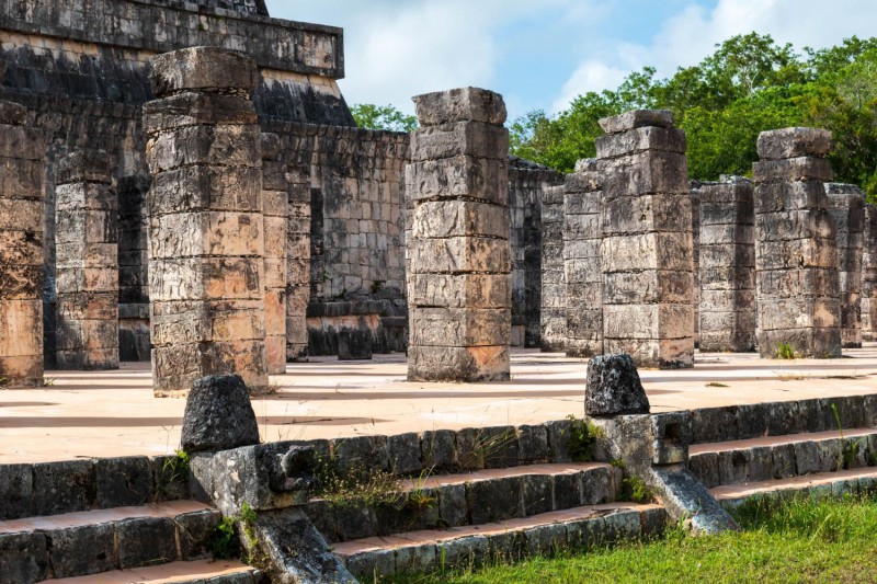 Starobylé sloupy v Chichén Itzá.