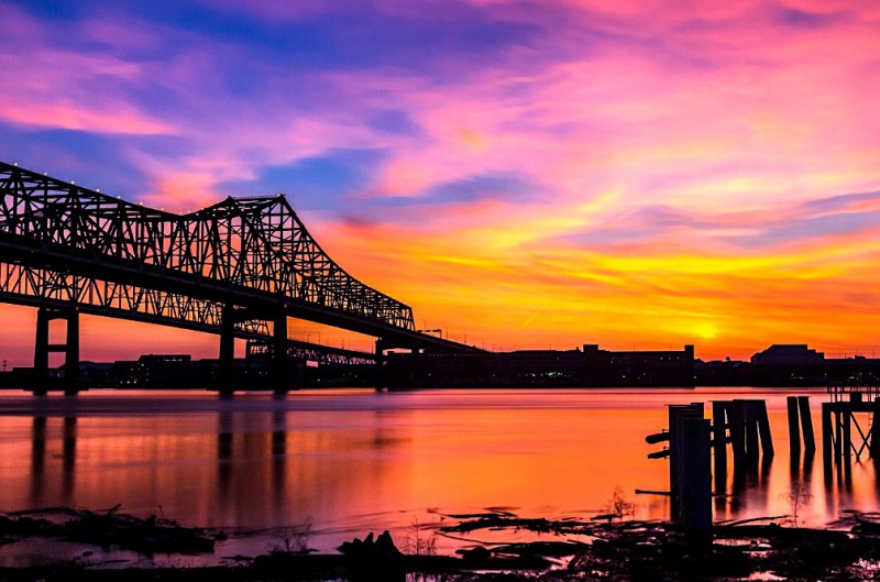 Most pŕes řeku Mississippi  při New Orleans.