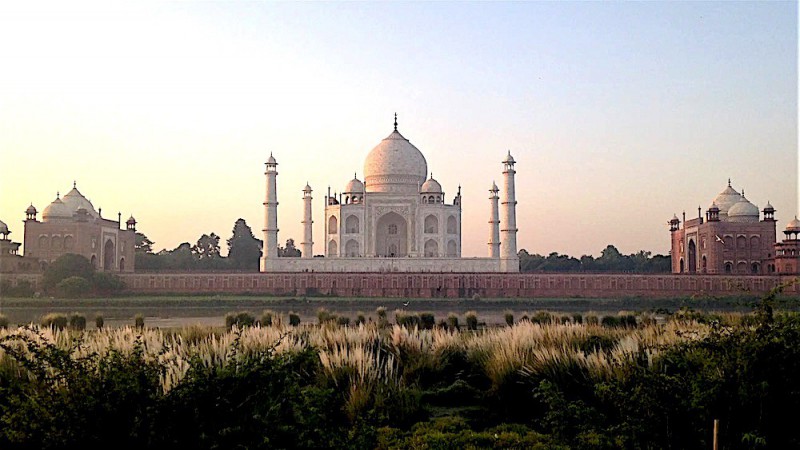  Pohled na Taj Mahal z druhé strany řeky Yamuna.