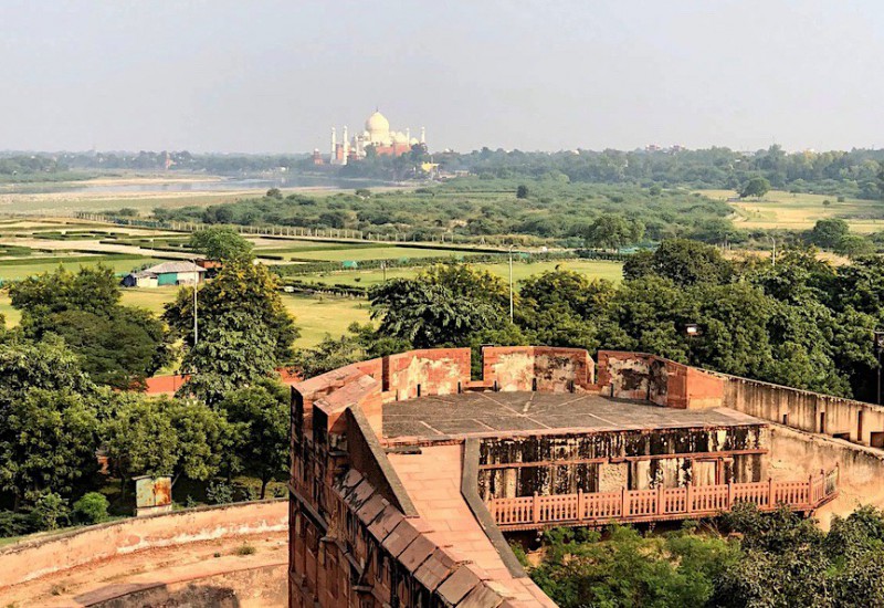 Pohled z Červené pevnosti na Taj Mahal.