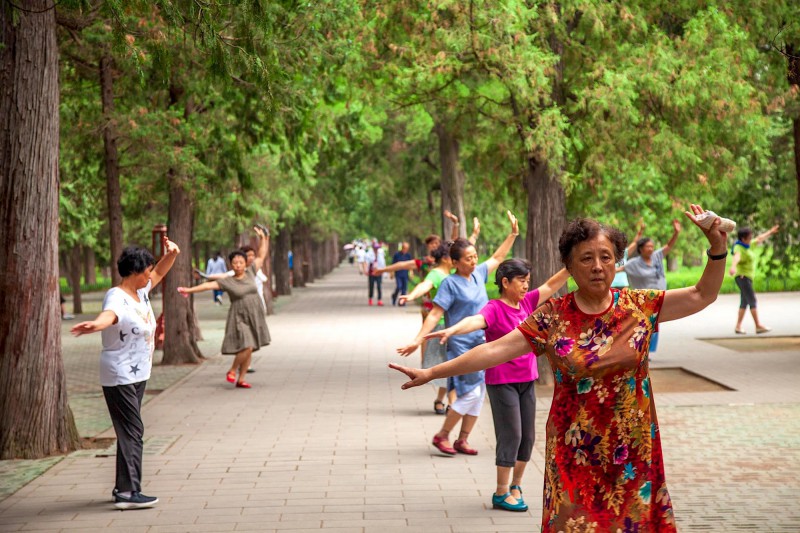 Tancující Číňané v parku.