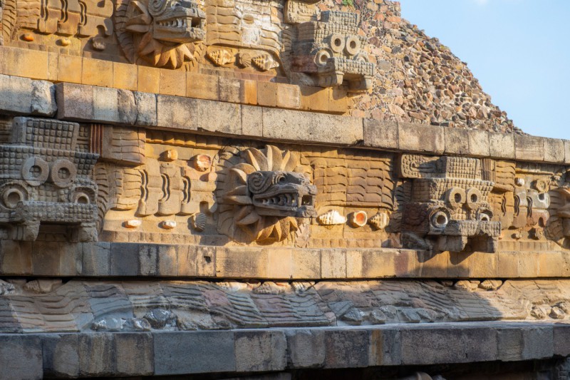 Detail pyramidy Opeřeného hada.