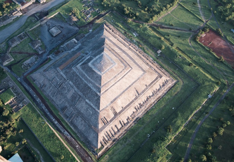 Pyramida z dronu.
