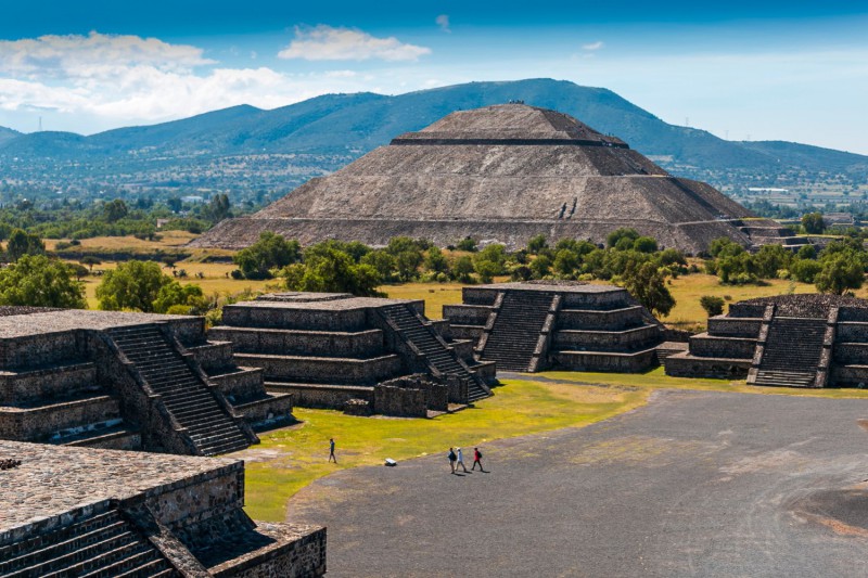 Pyramidy v Teotihuacanu.