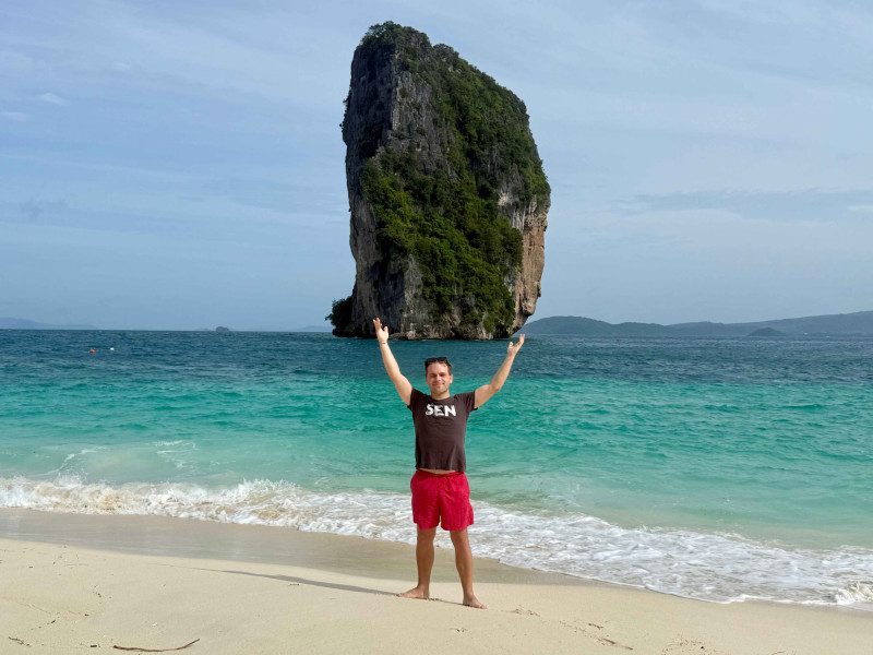 SEN průvodce relalxuje na nádherné pláži na Krabi. 