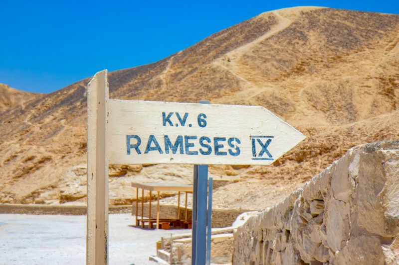 Směrový ukazatel k hrobce Ramesse IX.