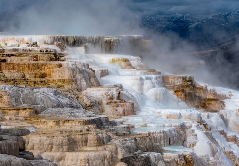 Travertinové  pole v NP Yellowstone.