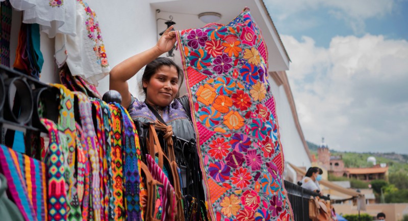 Trh plný barev v Chiapasu.