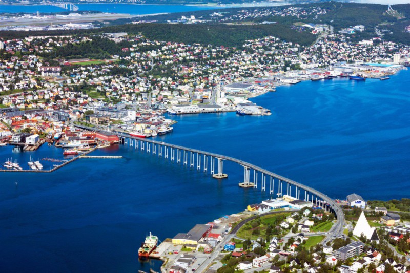 Letecký pohled na most Tromsø.