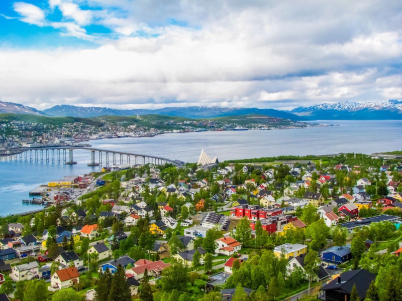 Pohled na město Tromsø během léta.
