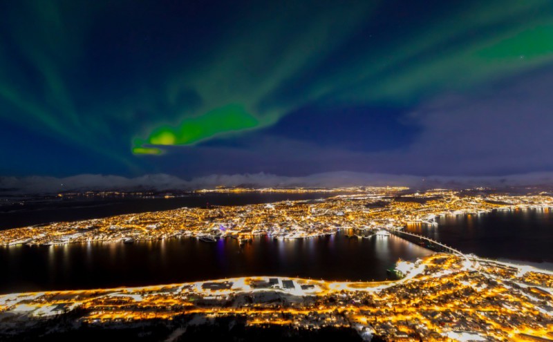 Polární záře nad městěm Tromsø.