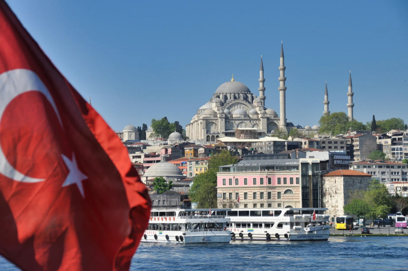 Pohled z lodi na Istanbul – silueta města s ikonickými mešitami se zvedá nad hladinu Bosporu.