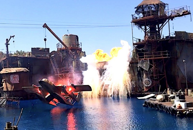 Akční scéna z filmu Vodní svět, Universal Studios.