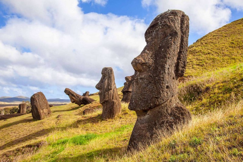 Obří hlavy soch Moai.