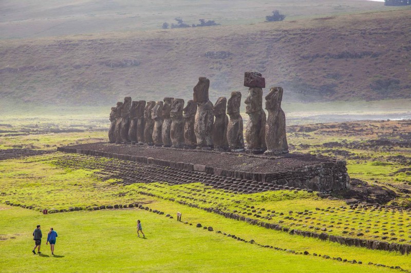 Zelená pláň jíž dominují obrovské sochy Moai.