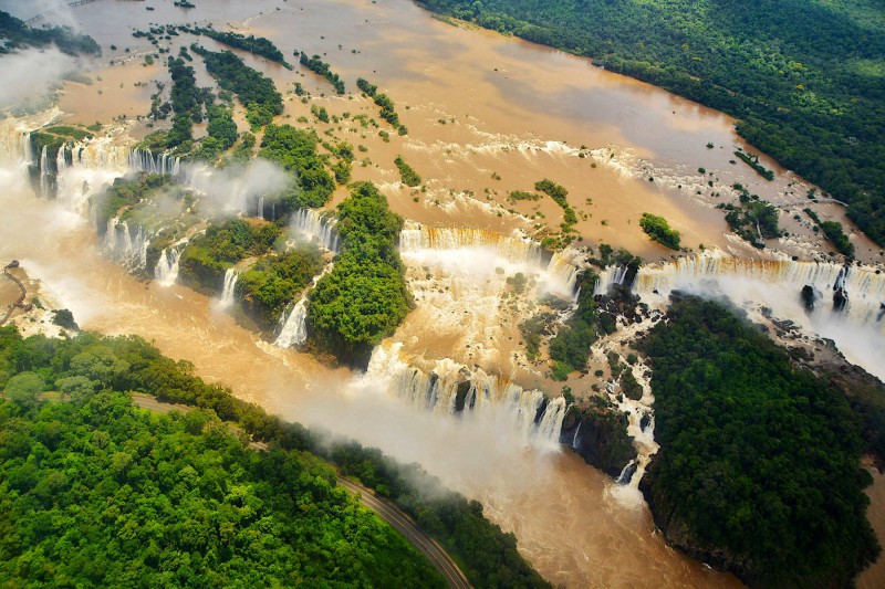 Vodopády Iguazú z vrtulníku.