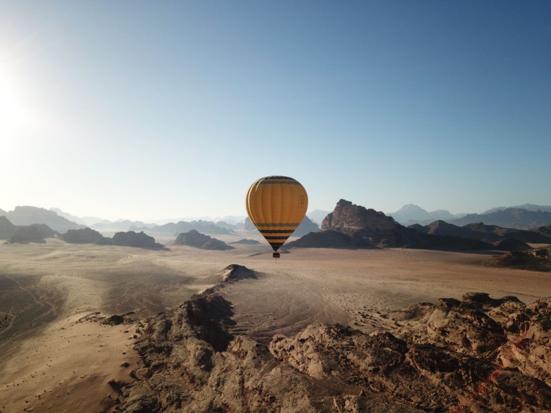 Let balónem nad údolím Wadi Rum.