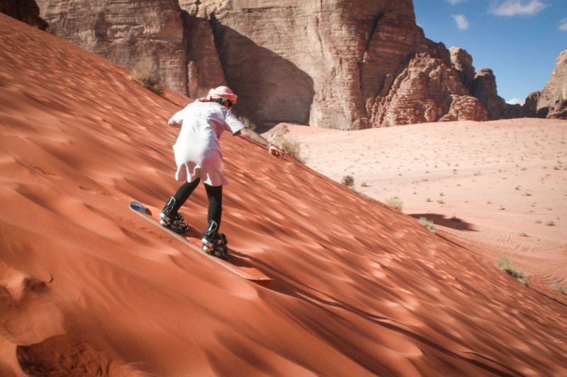 Sjíždění písečné duny neboli sandboarding.