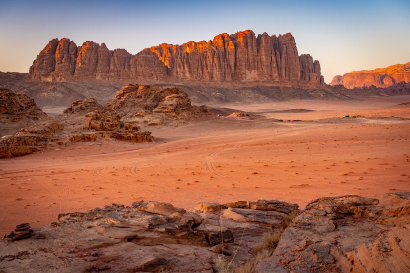 Skalní útvary v údolí Wadi Rum.